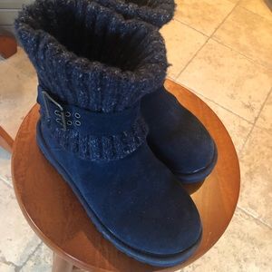 Navy blue suede Uggs size 6. With buckle detail.
